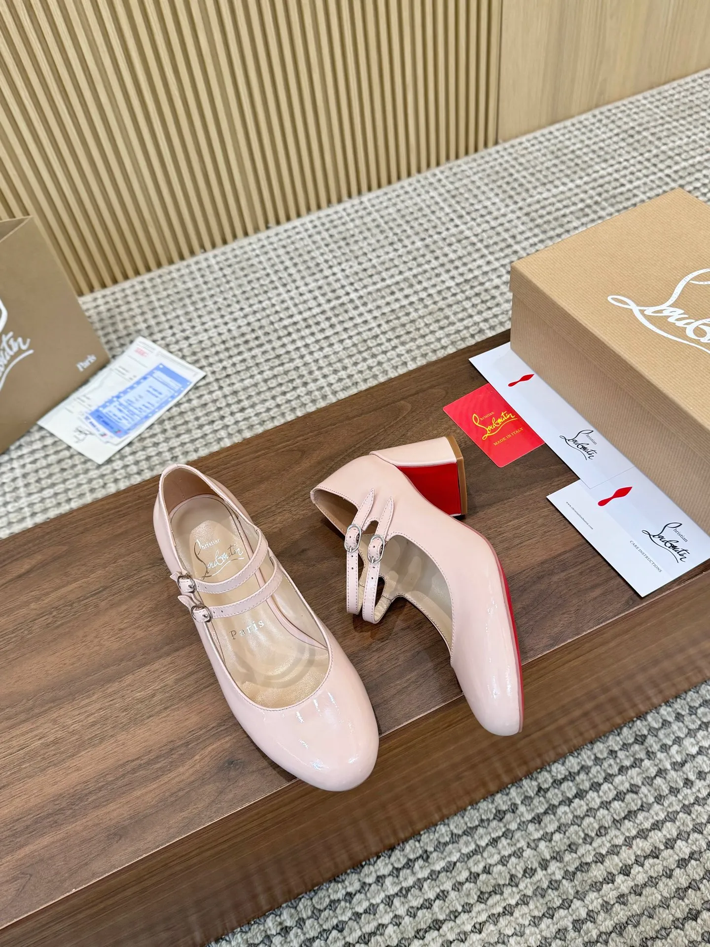 👟👟Ex-factory price 480👟👟 Genuine leather sole +40 Year-round shipment💝Christian Louboutin CL👠 "Patent Leather Series" Noble and luxurious, real blingbling✨ Real materials, all customized by the pattern maker, and the materials are made of original customized materials to achieve the taste of the original 6 color options💍Upper: Imported👉cow patent leather💪 Lining: Sheepskin foot pad/lining Size: 34-40.41.42 Heel height: 6.5cm